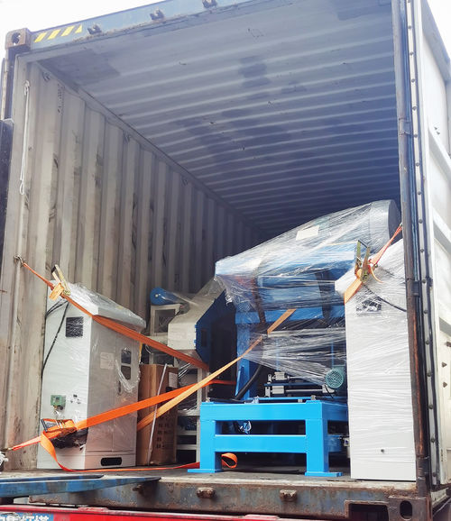 latest company news about Last Friday, our colleagues are busy packing and loading in factory.